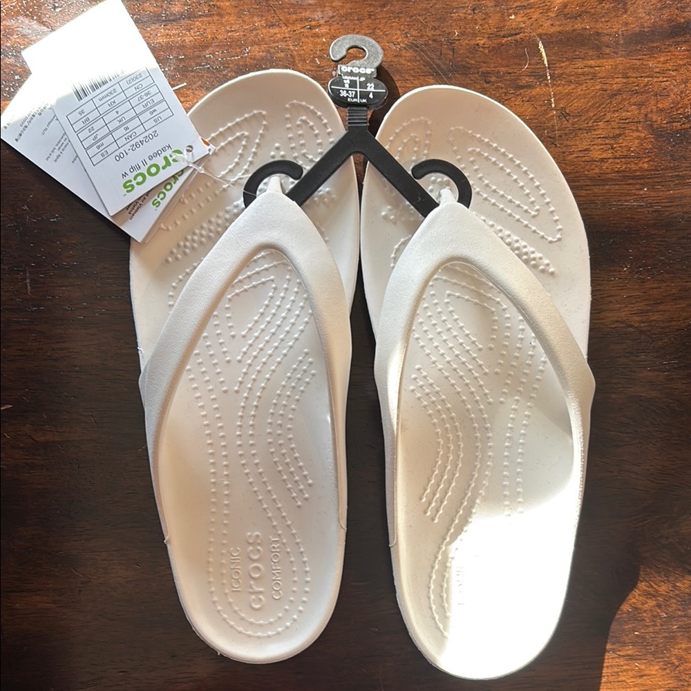 Crocs White flip flop sandals size 6 women’s. New with tags